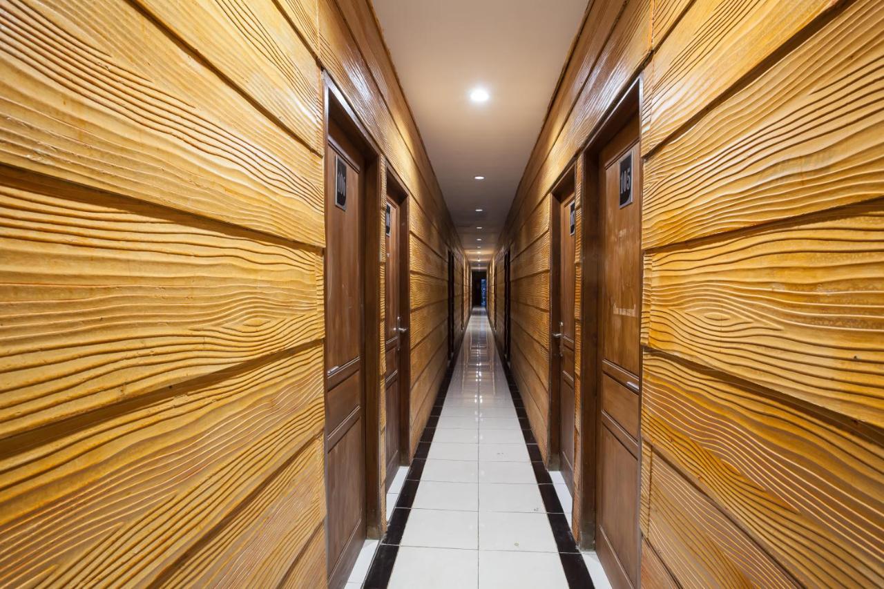 Reddoorz Plus @ Raya Sengkaling Malang Exteriör bild